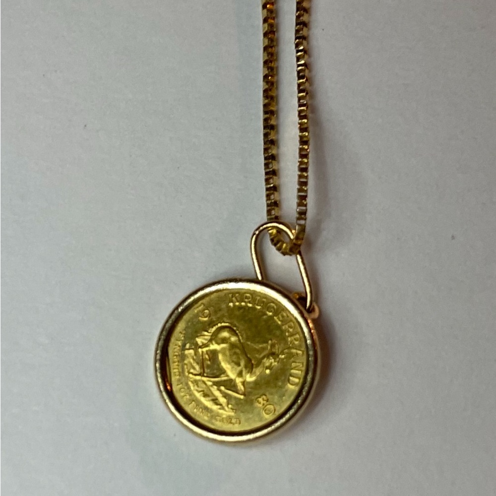 Elegant Gold Coin Pendant Necklace
